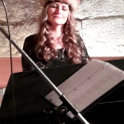 Luise Härtwig am Klavier