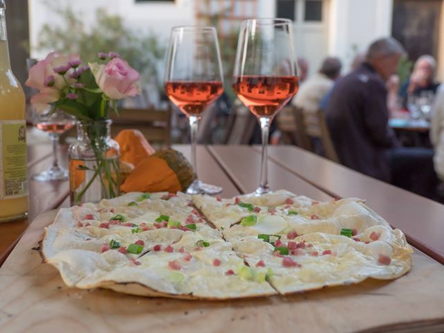 Frischer Flammkuchen im Holzofen gebacken. Mit Wein immer eine leckere Kombination