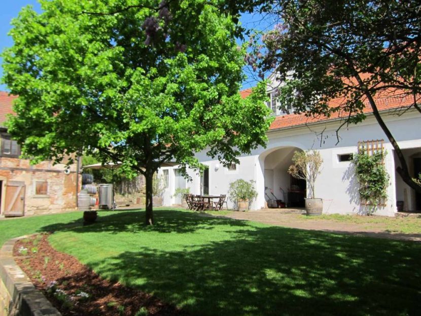 Terrasse im Innenhof › Haus Steinbach